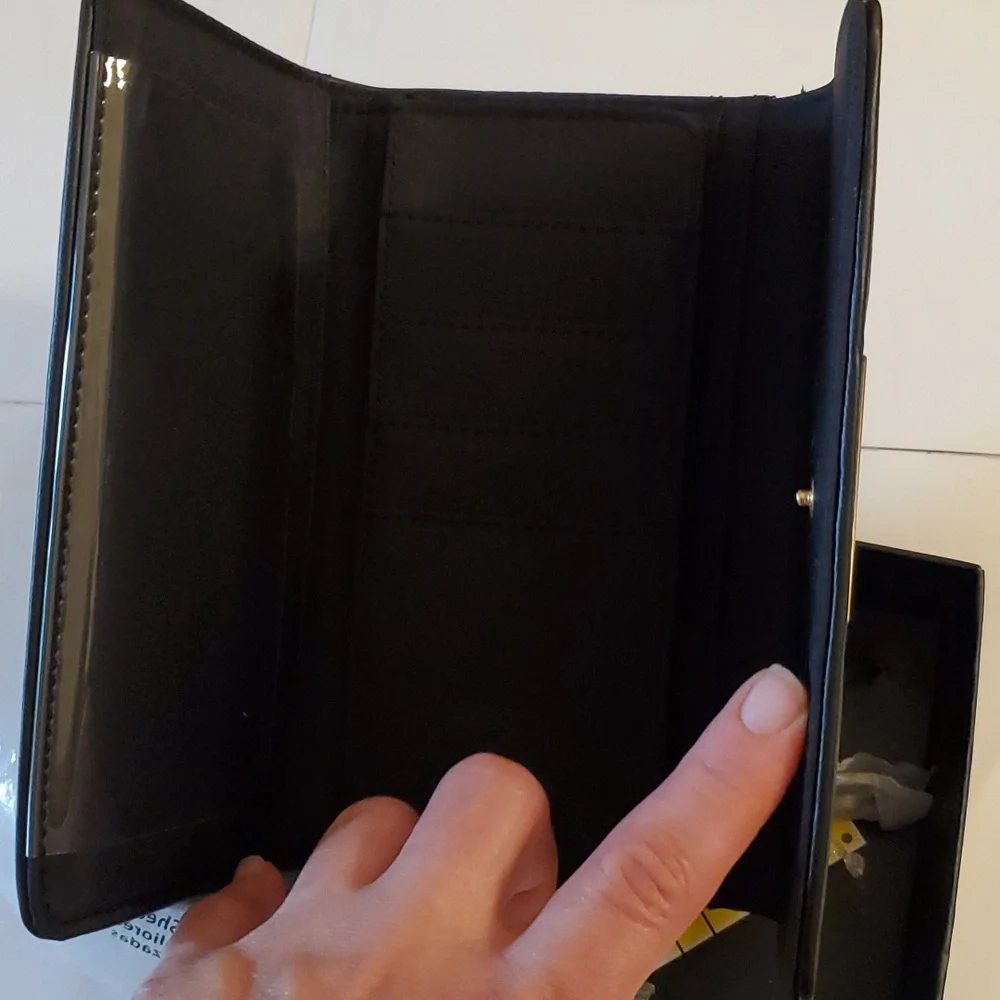 New in box authentic women's Tommy Hilfiger leather wallet
